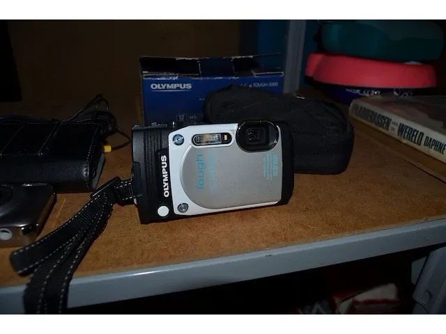 Printer hp pro 8600, 2 digitale fototoestellen, diverse lampen, klein handgerief, karton pvc bakjes - afbeelding 8 van  16