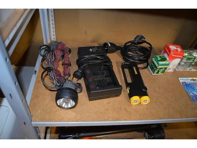 Printer hp pro 8600, 2 digitale fototoestellen, diverse lampen, klein handgerief, karton pvc bakjes - afbeelding 12 van  16