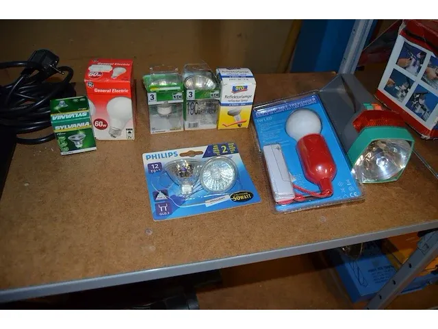 Printer hp pro 8600, 2 digitale fototoestellen, diverse lampen, klein handgerief, karton pvc bakjes - afbeelding 13 van  16