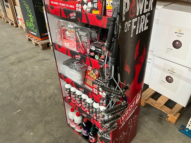 Prof display gevuld met barbecue accessoires - afbeelding 2 van  11