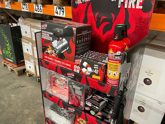 Prof display gevuld met barbecue accessoires - afbeelding 3 van  11