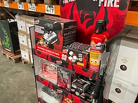 Prof display gevuld met barbecue accessoires - afbeelding 3 van  11