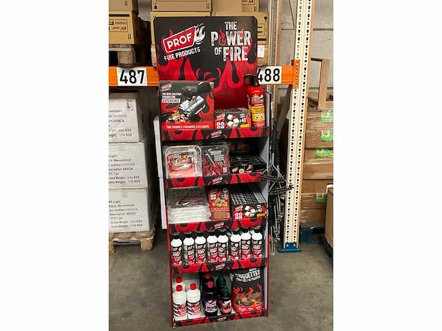 Prof display gevuld met barbecue accessoires - afbeelding 1 van  11
