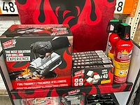 Prof display gevuld met barbecue accessoires - afbeelding 4 van  11