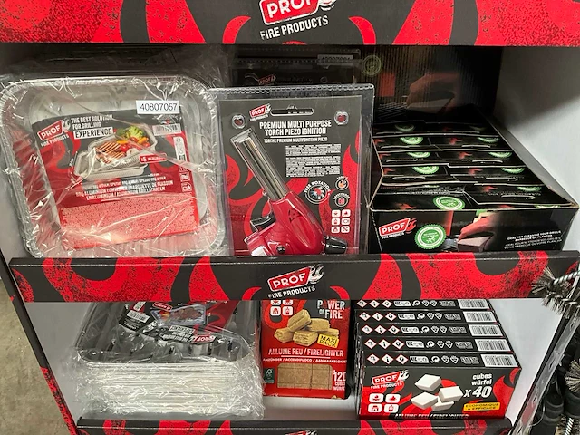 Prof display gevuld met barbecue accessoires - afbeelding 5 van  11