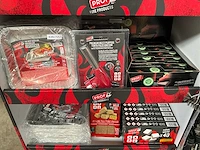 Prof display gevuld met barbecue accessoires - afbeelding 5 van  11