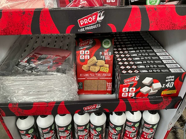 Prof display gevuld met barbecue accessoires - afbeelding 7 van  11