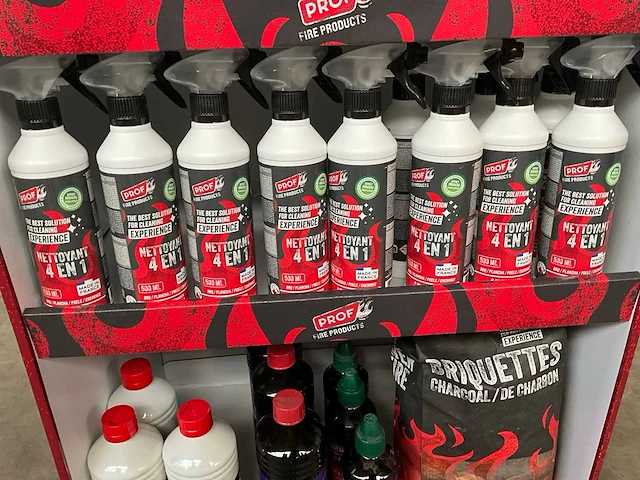 Prof display gevuld met barbecue accessoires - afbeelding 8 van  11