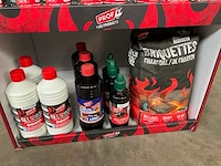 Prof display gevuld met barbecue accessoires - afbeelding 9 van  11