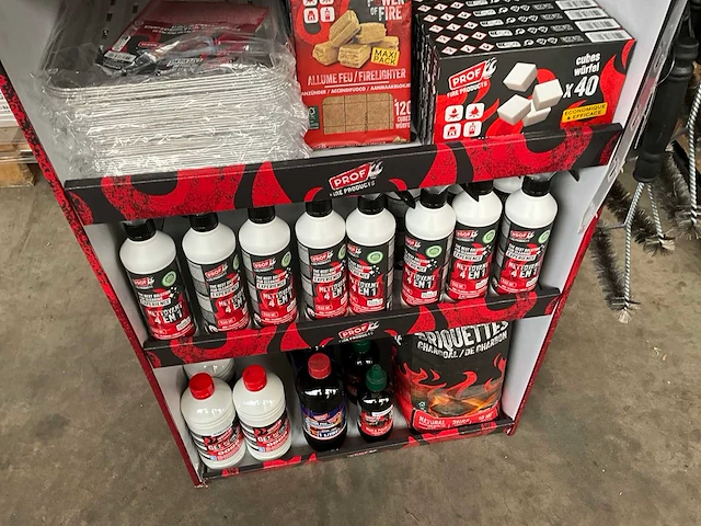 Prof display gevuld met barbecue accessoires - afbeelding 10 van  11
