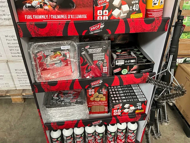 Prof display gevuld met barbecue accessoires - afbeelding 11 van  11