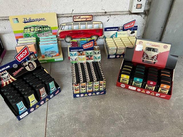 Prof mix kavel diverse aanstekers/sigaretten cases met display in volkswagen thema - afbeelding 1 van  7
