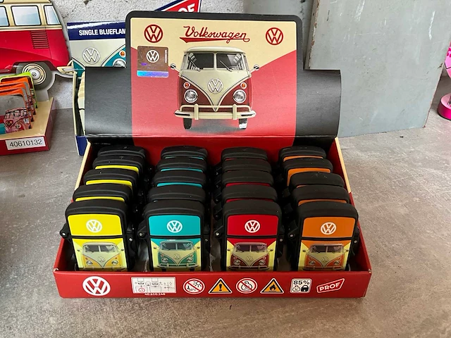 Prof mix kavel diverse aanstekers/sigaretten cases met display in volkswagen thema - afbeelding 2 van  7