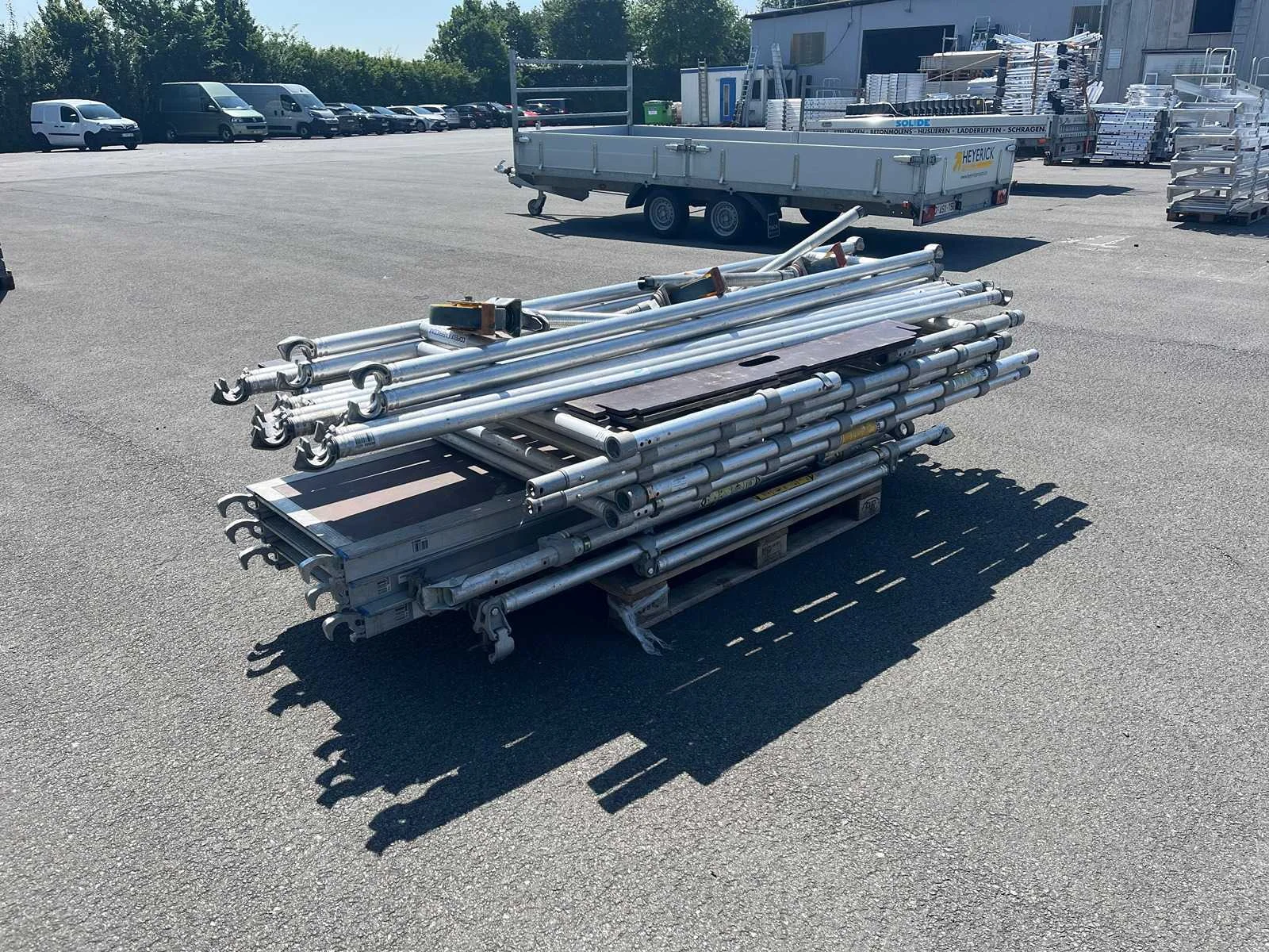 Professionele gereedschappen en machines, ladders en steigers wegens liquidatie