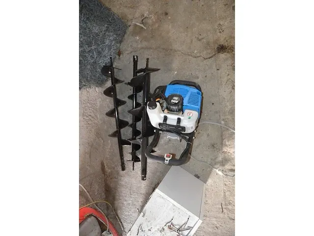 Professionele grondboor hbm met benzinemotor 58cc met 3 boren - afbeelding 1 van  8