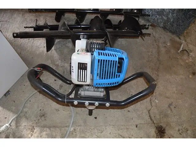 Professionele grondboor hbm met benzinemotor 58cc met 3 boren - afbeelding 3 van  8