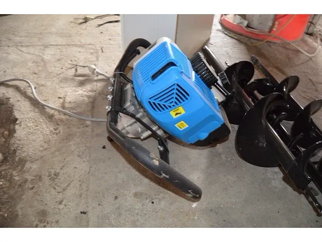 Professionele grondboor hbm met benzinemotor 58cc met 3 boren - afbeelding 4 van  8