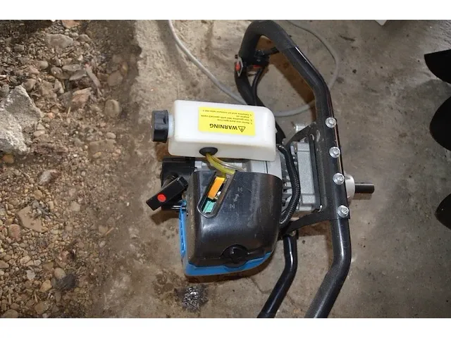 Professionele grondboor hbm met benzinemotor 58cc met 3 boren - afbeelding 5 van  8