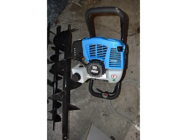 Professionele grondboor hbm met benzinemotor 58cc met 3 boren - afbeelding 6 van  8