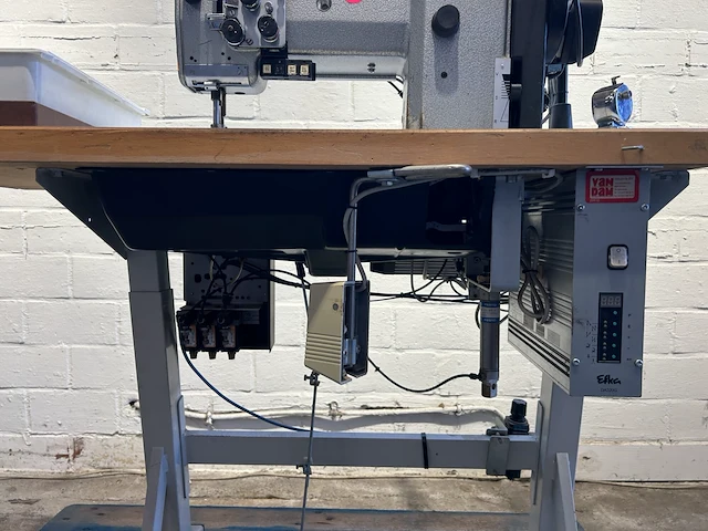Professionele naaimachine durkopp adler - afbeelding 3 van  5