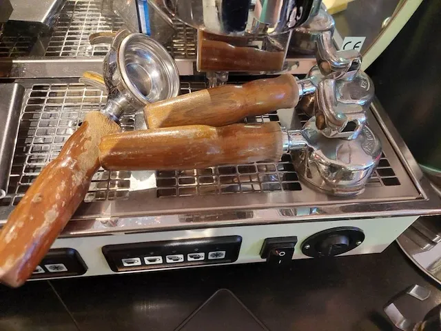 Proffesioneel koffiezetapparaat la nuova era g.a eredi 8 co mod altea wood 2 gr - afbeelding 9 van  11