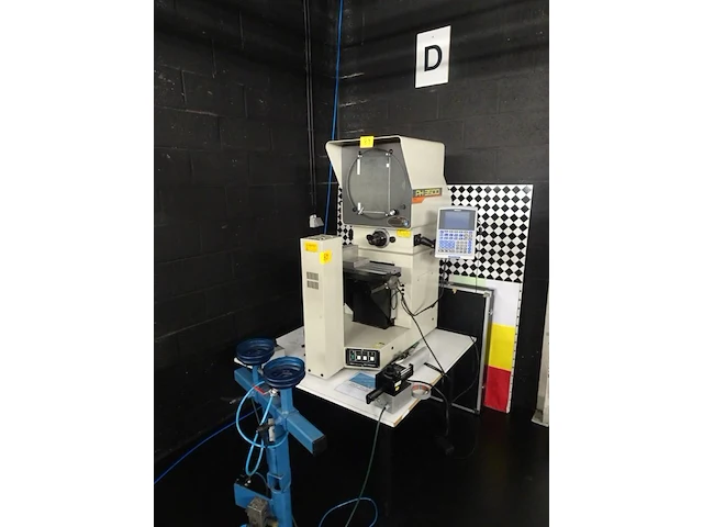 Profile projector mitutoyo - afbeelding 1 van  5