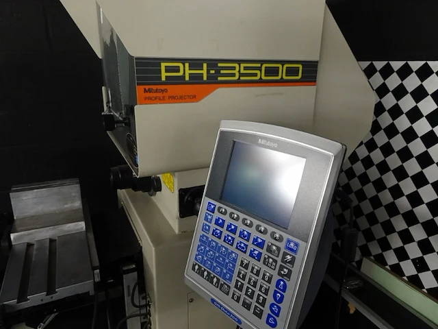 Profile projector mitutoyo - afbeelding 3 van  5