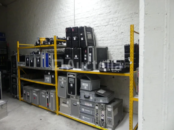 Projectoren, verlichtingsconsoles, microfoonontvangers