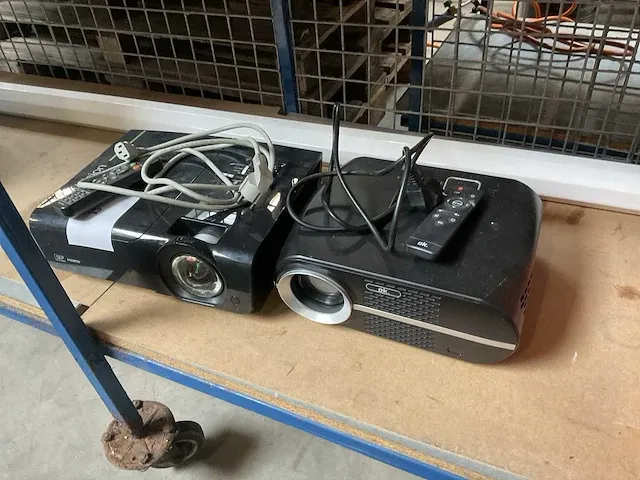 Projectors (2x) - afbeelding 1 van  7