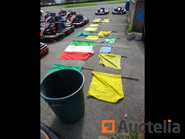 Prullenbak met 16 vlaggen - afbeelding 1 van  6