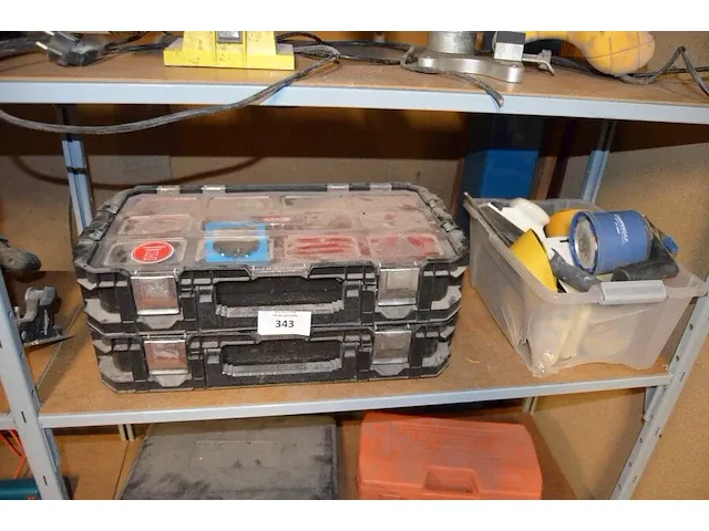 Pvc bak gevuld met schuurpapier en verfrollen, gasbrander, dubbelzijdig plakband, werkkoffer gevuld met bouten, schroeven en pluggen - afbeelding 1 van  7