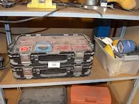 Pvc bak gevuld met schuurpapier en verfrollen, gasbrander, dubbelzijdig plakband, werkkoffer gevuld met bouten, schroeven en pluggen