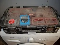 Pvc bak gevuld met schuurpapier en verfrollen, gasbrander, dubbelzijdig plakband, werkkoffer gevuld met bouten, schroeven en pluggen - afbeelding 3 van  7