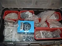 Pvc bak gevuld met schuurpapier en verfrollen, gasbrander, dubbelzijdig plakband, werkkoffer gevuld met bouten, schroeven en pluggen - afbeelding 4 van  7