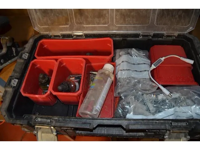 Pvc bak gevuld met schuurpapier en verfrollen, gasbrander, dubbelzijdig plakband, werkkoffer gevuld met bouten, schroeven en pluggen - afbeelding 5 van  7