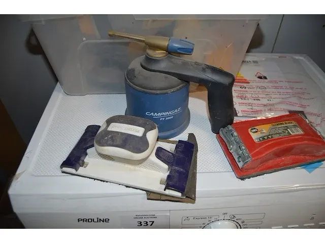 Pvc bak gevuld met schuurpapier en verfrollen, gasbrander, dubbelzijdig plakband, werkkoffer gevuld met bouten, schroeven en pluggen - afbeelding 6 van  7