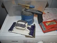 Pvc bak gevuld met schuurpapier en verfrollen, gasbrander, dubbelzijdig plakband, werkkoffer gevuld met bouten, schroeven en pluggen - afbeelding 6 van  7