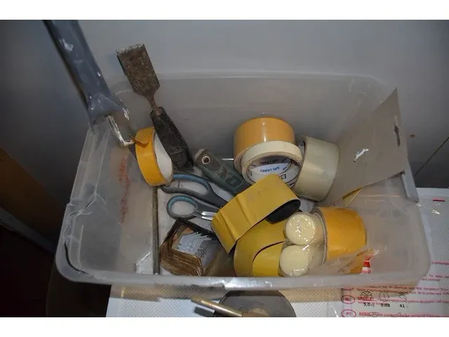 Pvc bak gevuld met schuurpapier en verfrollen, gasbrander, dubbelzijdig plakband, werkkoffer gevuld met bouten, schroeven en pluggen - afbeelding 7 van  7