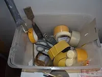 Pvc bak gevuld met schuurpapier en verfrollen, gasbrander, dubbelzijdig plakband, werkkoffer gevuld met bouten, schroeven en pluggen - afbeelding 7 van  7