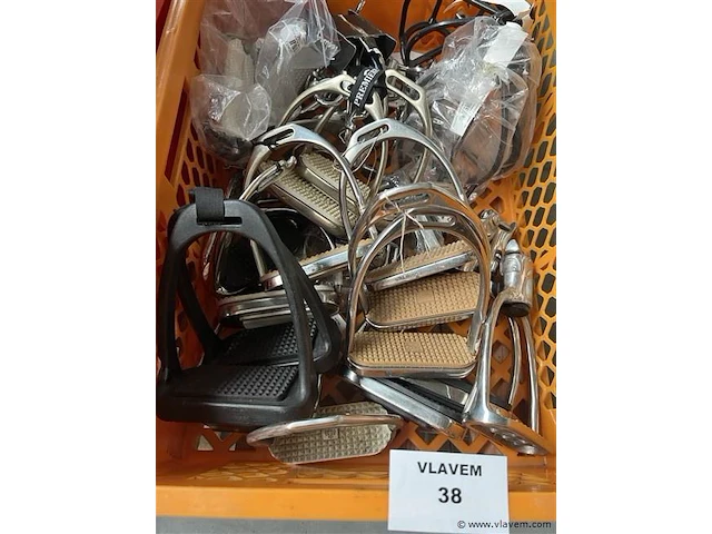 Pvc bak, inh. partij paardensport toebehoren - afbeelding 1 van  1