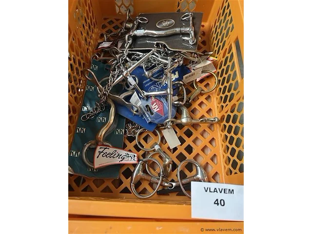Pvc bak, inh. partij paardensport toebehoren - afbeelding 1 van  1