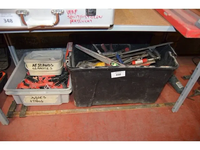 Pvc kist gevuld met 24 klemmen, 1 waterpas, pvc kist gevuld met spies en tang voor het leggen van tegels - afbeelding 1 van  9