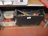 Pvc kist gevuld met 24 klemmen, 1 waterpas, pvc kist gevuld met spies en tang voor het leggen van tegels - afbeelding 1 van  9