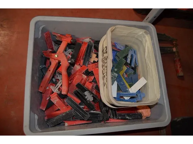 Pvc kist gevuld met 24 klemmen, 1 waterpas, pvc kist gevuld met spies en tang voor het leggen van tegels - afbeelding 8 van  9