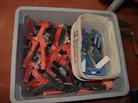 Pvc kist gevuld met 24 klemmen, 1 waterpas, pvc kist gevuld met spies en tang voor het leggen van tegels - afbeelding 8 van  9