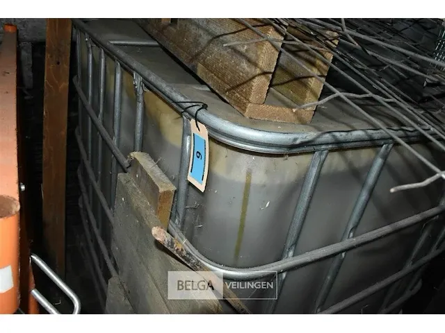 Pvc tank met ca. 1000l mazout - afbeelding 1 van  2