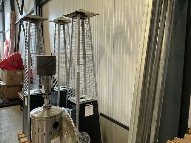Pyramide heater - afbeelding 1 van  7