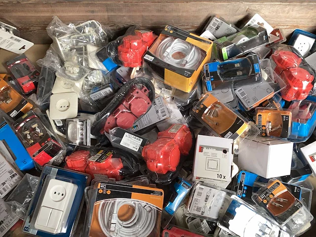 Q-link mix pallet elektra, kabels en connectors - afbeelding 1 van  6