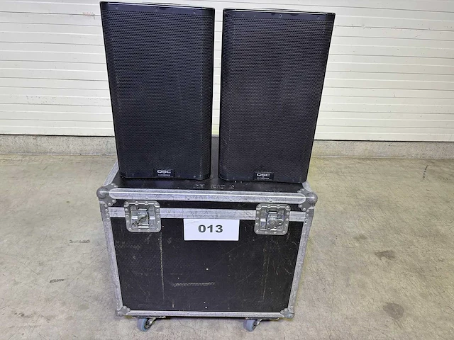 Qsc - k12.2 - luidspreker in case + raincover (2x) - afbeelding 1 van  3