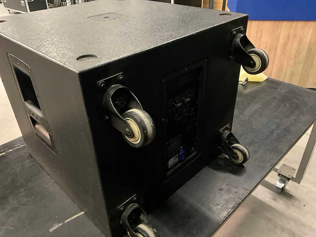 Qsc kw 118 mobiele subwoofer - afbeelding 4 van  5